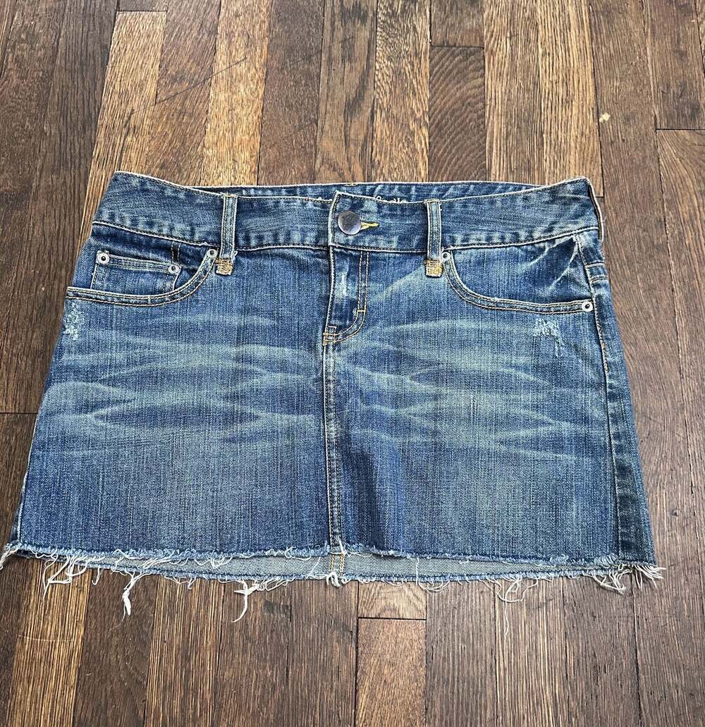 Y2K American Eagle Low Rise Distressed Raw Hem Denim Mini Skirt Festival Size 6